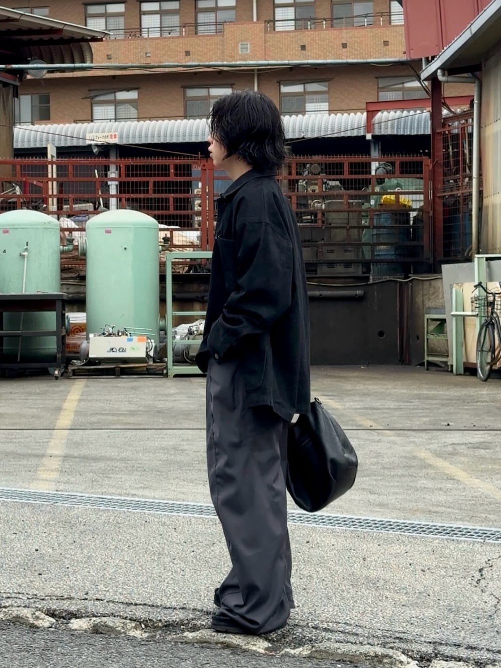 グレー系のデニムパンツ、ブラック系のTシャツ/カットソー、ブラック系のデニムジャケットを着用したメンズの春コーディネートの3枚目の写真