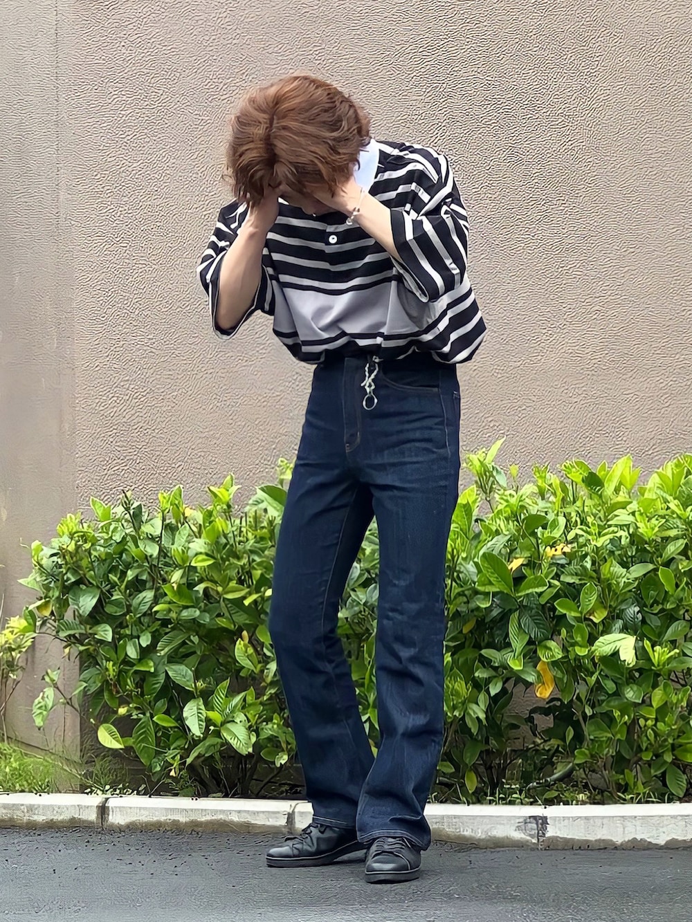 ブルー系のデニムパンツ、ブラック系のその他トップス、ブラック系のスニーカーを着用したメンズの春コーディネートの2枚目の写真