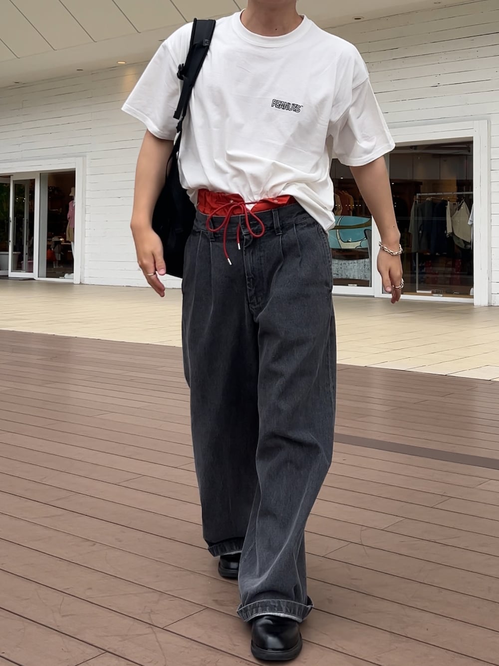 ホワイト系のシャツ/ブラウス、ブラック系のバックパック/リュック、グレー系のデニムパンツを着用したメンズの夏コーディネートの3枚目の写真