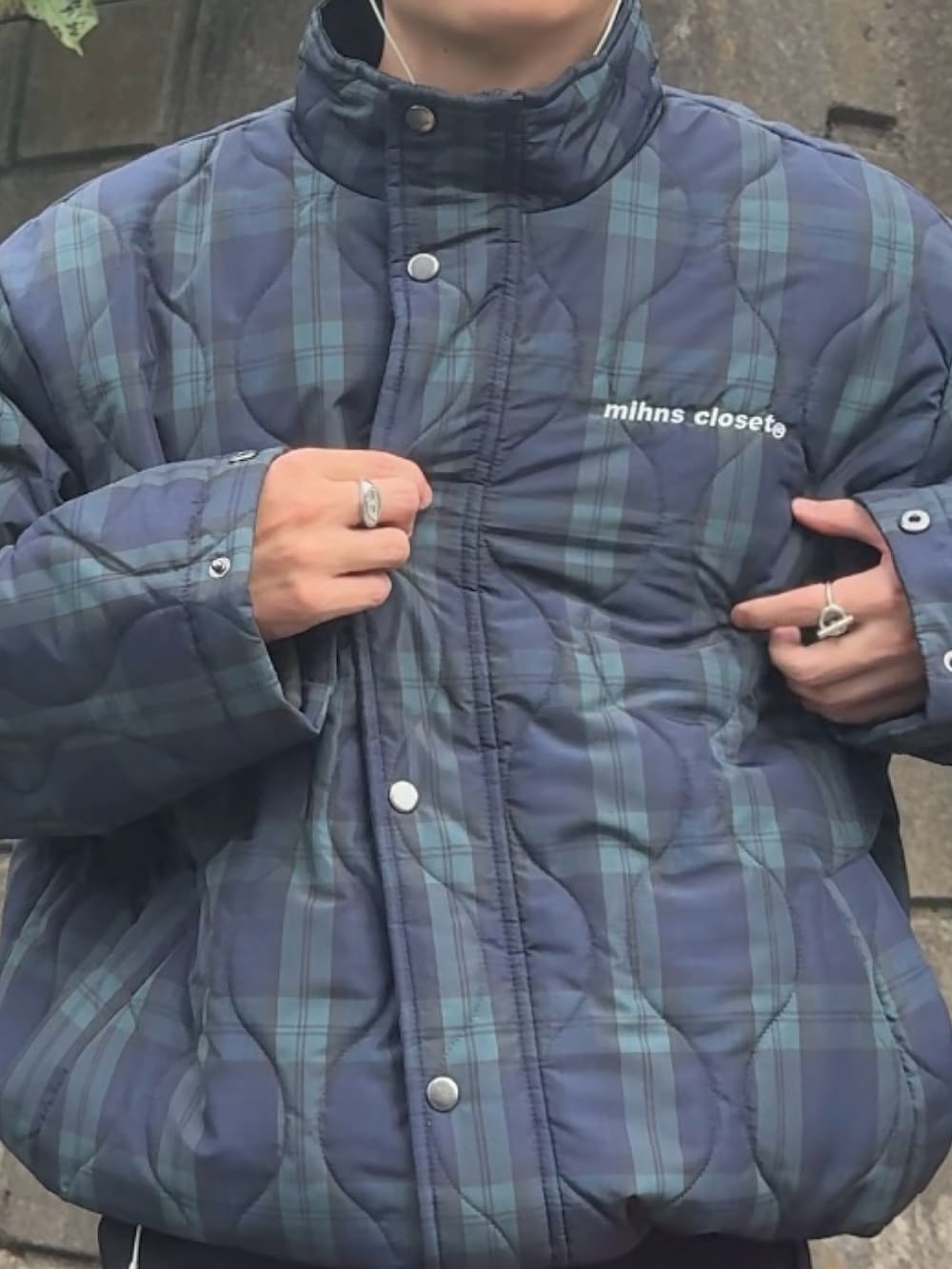 ブラック系のスラックス、その他のブルゾン、ブラック系のスニーカーを着用したメンズの秋コーディネートの3枚目の写真