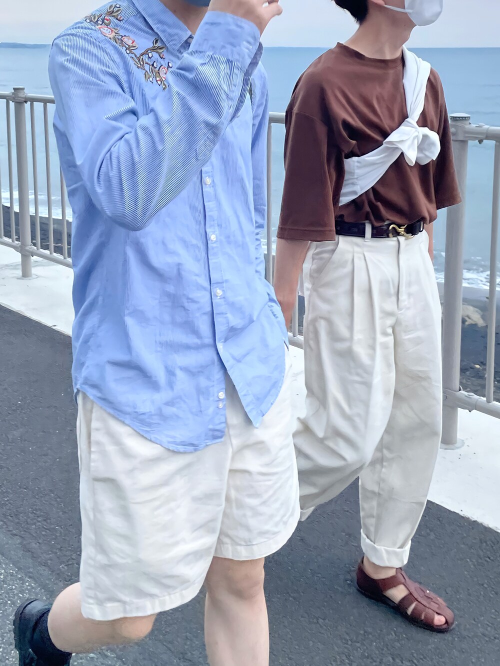 ブラウン系のTシャツ/カットソー、ホワイト系のシャツ/ブラウス、ホワイト系のチノパンツを着用したメンズの夏コーディネートの2枚目の写真