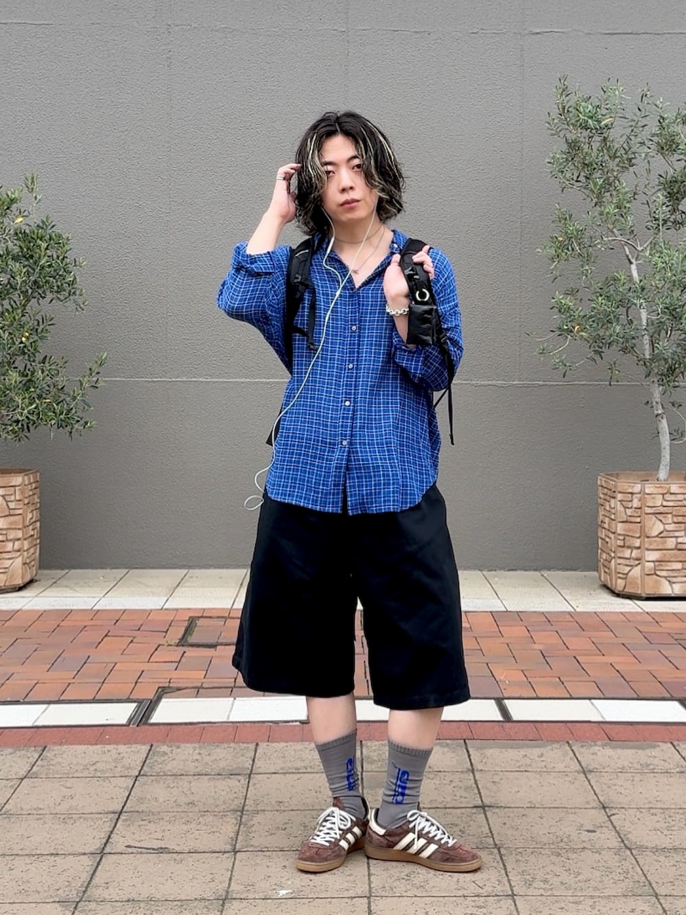 ブルー系のシャツ/ブラウス、ブラック系のその他パンツ、ブラック系のバックパック/リュックを着用したメンズの夏コーディネートの2枚目の写真