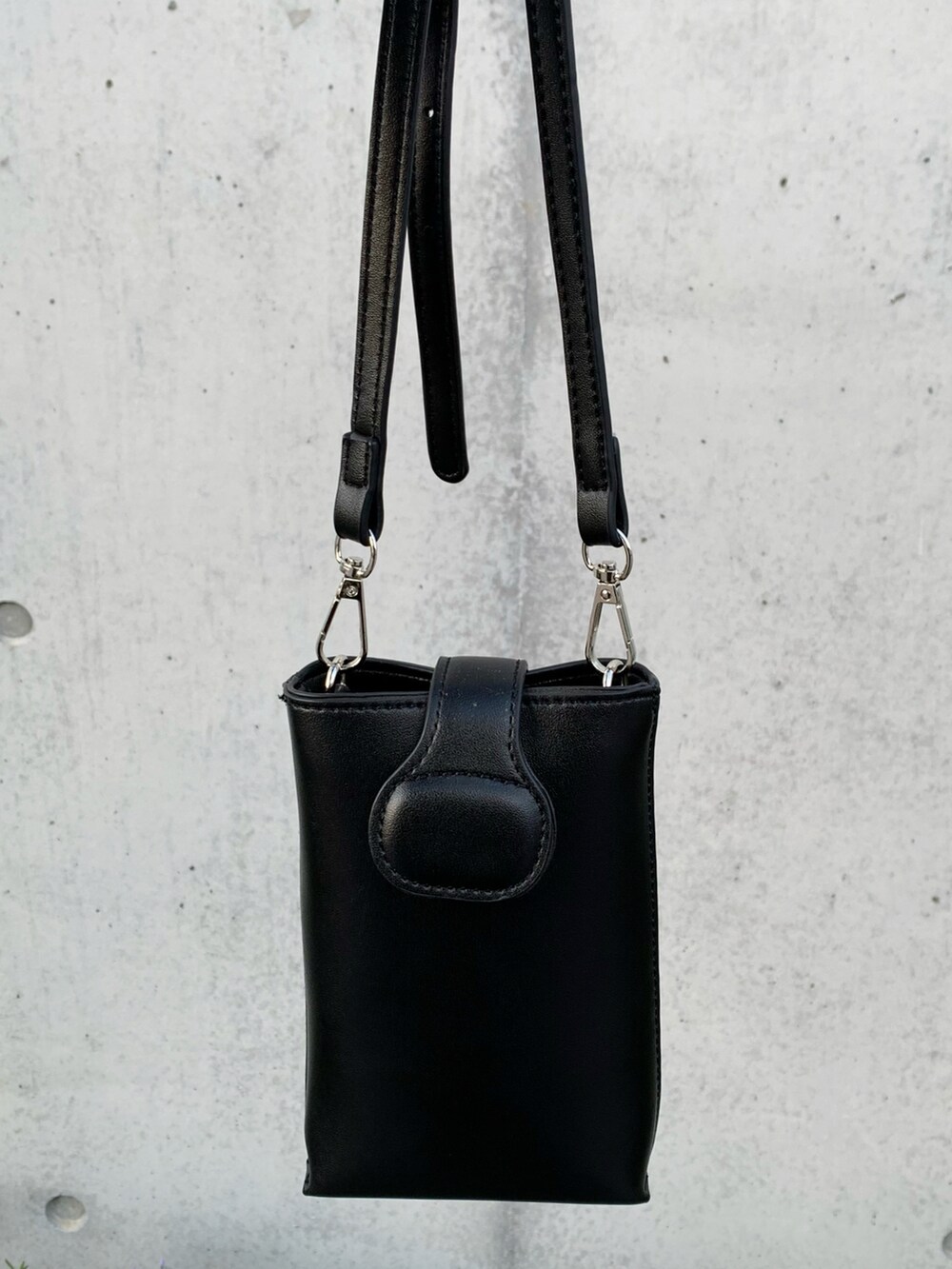 ホワイト系のチノパンツ、ブラック系のドレスシューズ、グリーン系のミリタリージャケットを着用したメンズの冬コーディネートの2枚目の写真