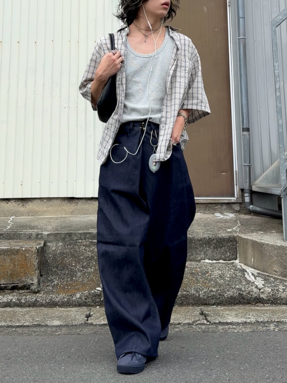 ブルー系のチノパンツ、ブルー系のスニーカー、グレー系のタンクトップを着用したメンズの春コーディネートの2枚目の写真
