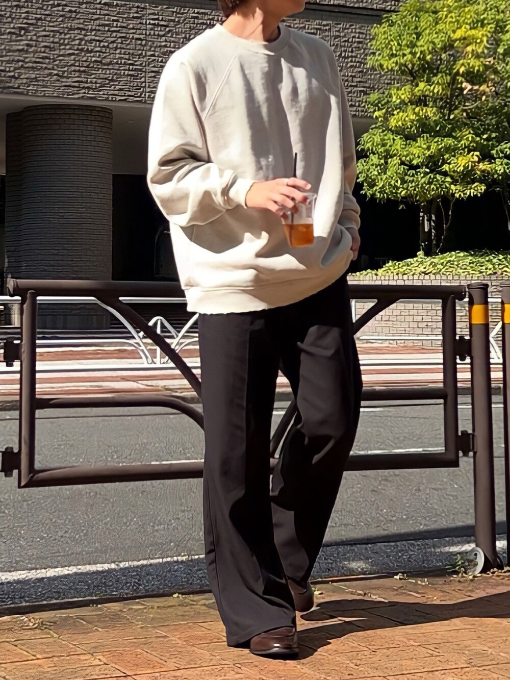 「ファッションを楽しもう、WEARyouthコーデ、秋服まるっと大公開、秋服、スウェット、ローファー、soerte、低身長コーデ、低身長男子、おしゃれさんと繋がりたい、おでかけコーデ、メンズファッション、休日スタイル、カフェコーデ、シティーボーイ」｜「soerteのOversize heavy weight damage sweat/オーバーサイズヘビーウェイトダメージスウェット（スウェット、ベージュ系）」を使った、みっち~さん（メンズ・165cm）の秋コーディネートの2枚目の写真