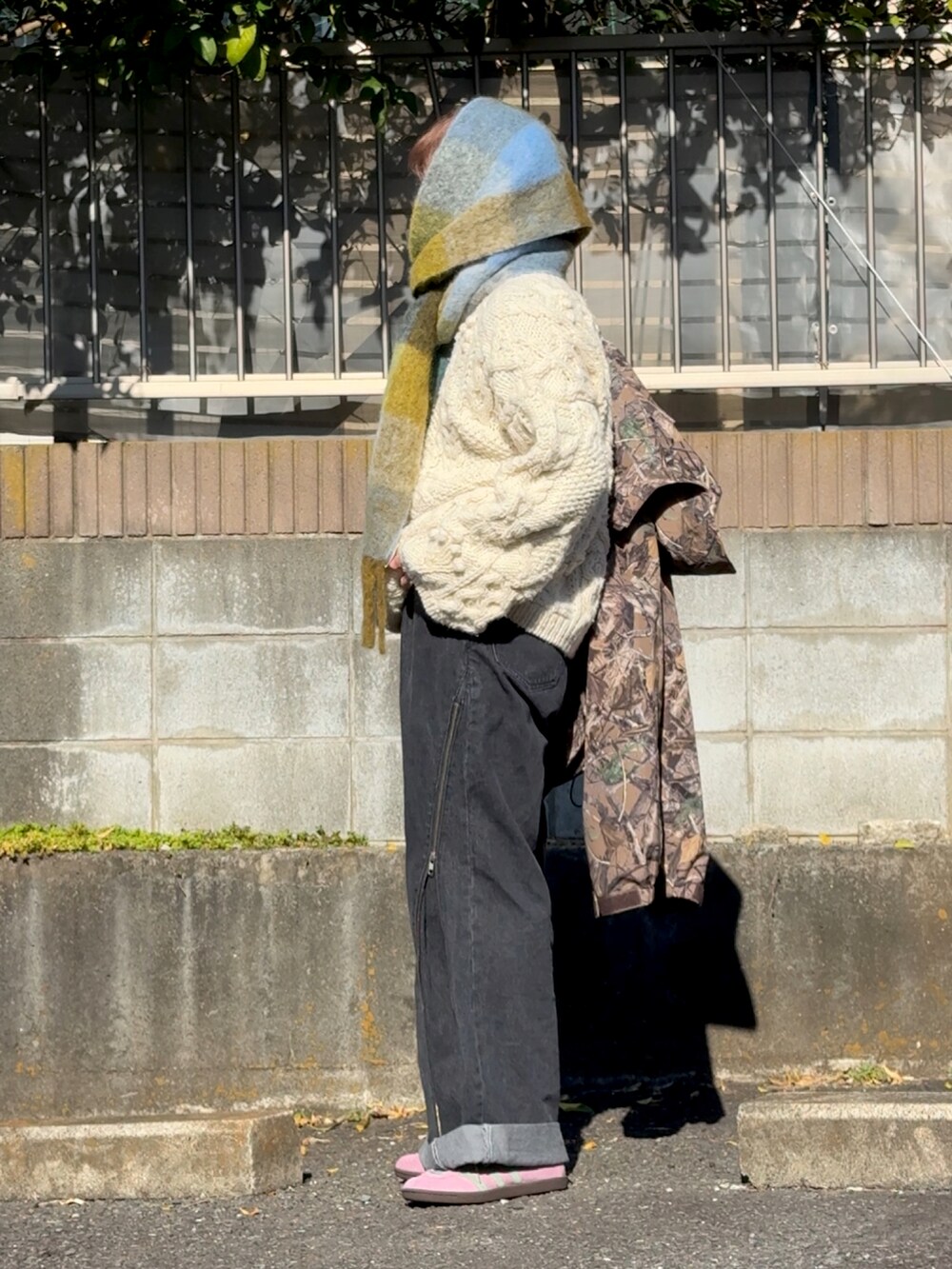「最近のいい感じコーデ、WEARyouthコーデ、ホワイトコーデ、クリスマスに着たい服、冬服、白ニット、TODAYFUL、soerte、adidas originals、アクネストゥディオズ、AcneStudios、バラクラバ、低身長コーデ、低身長男子」｜「TODAYFULのパターンハンドニット（ニット/セーター、ホワイト系）」を使った、みっち~さん（メンズ・165cm）の冬コーディネートの2枚目の写真