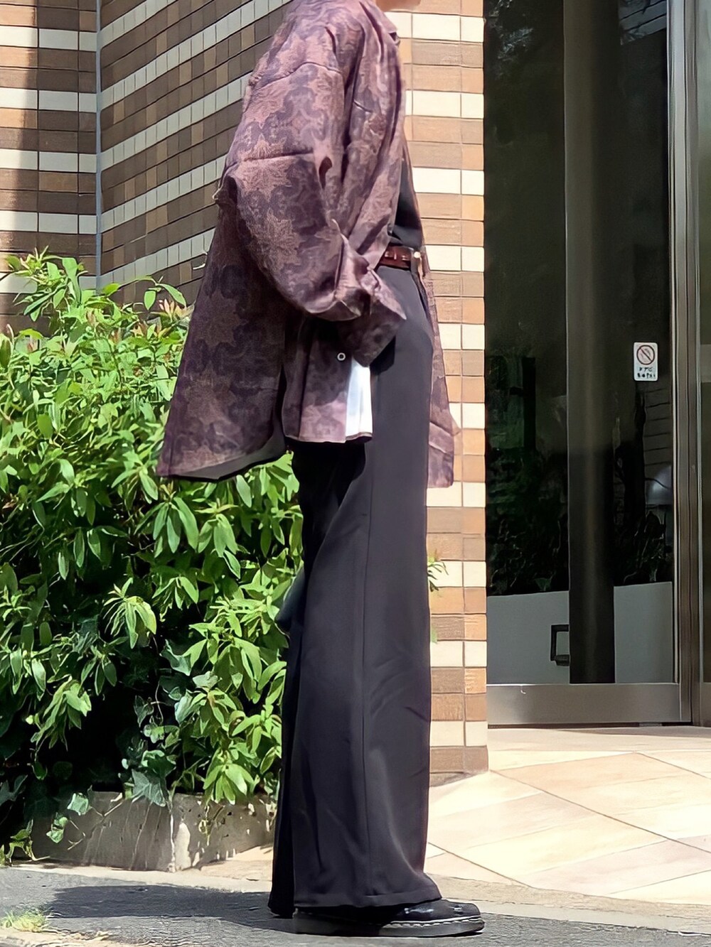 ブラック系のハンドバッグ、ブラック系のシャツ/ブラウス、ブラック系のスラックスを着用したメンズの夏コーディネートの2枚目の写真