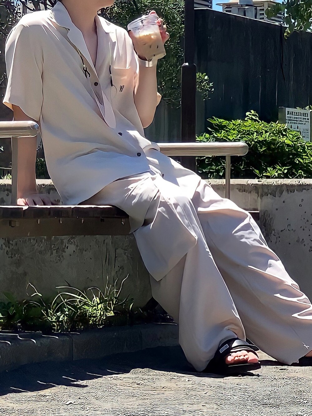 ベージュ系のシャツ/ブラウス、ホワイト系のカーゴパンツ、ブラック系のサンダルを着用したメンズの夏コーディネートの2枚目の写真