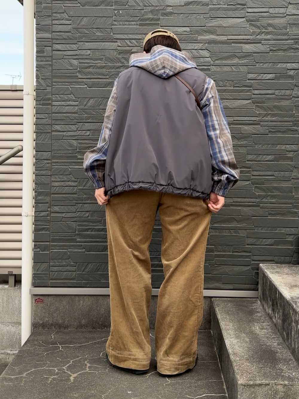 「プチプラ、メンズファッション、休日コーデ、スニーカーコーデ、シャツスタイル、シティーボーイ、キャップコーデ、キャップ、URBAN RESEARCH DOORS、ベストコーデ、チェック、クラークス、低身長コーデ、低身長男子」｜「MONO-MART LADY'Sのアイテム（ベスト、ブルー系）」を使った、みっち~さん（メンズ・165cm）の春コーディネートの4枚目の写真