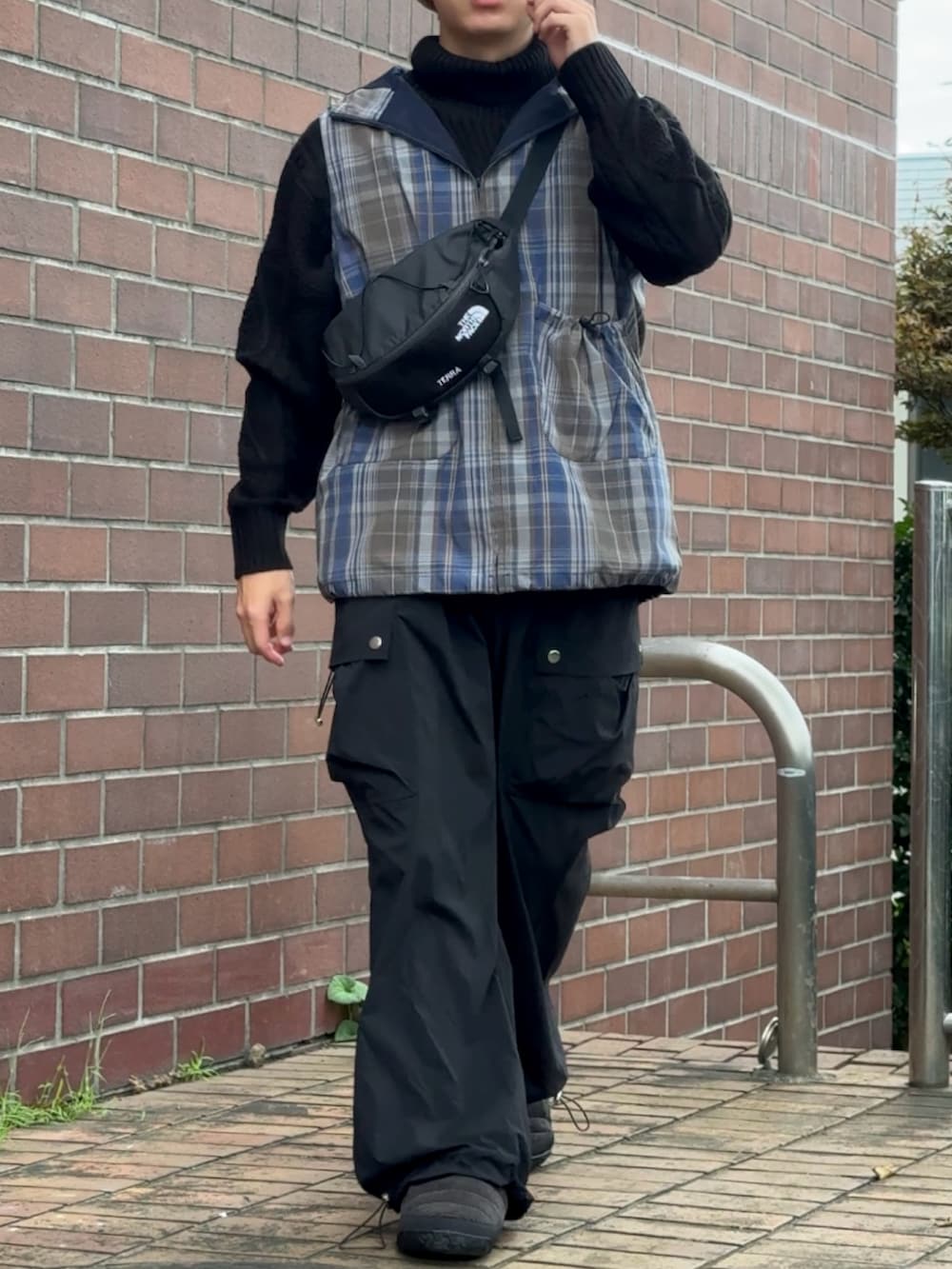 「秋っぽコーデ更新中、古着MIX、チェックベスト、ナイロンパンツ、秋服準備はじめました、低身長コーデ、低身長男子、カーゴパンツ、バケハ、THE NORTH FACE、サボ、WEARyouthコーデ」｜「soerteのWide straight tech cargo pants (Washer nylon)/ワイドストレートテックカーゴパンツ（ワッシャーナイロン）（カーゴパンツ、ブラック系）」を使った、みっち~さん（メンズ・165cm）の秋コーディネートの3枚目の写真