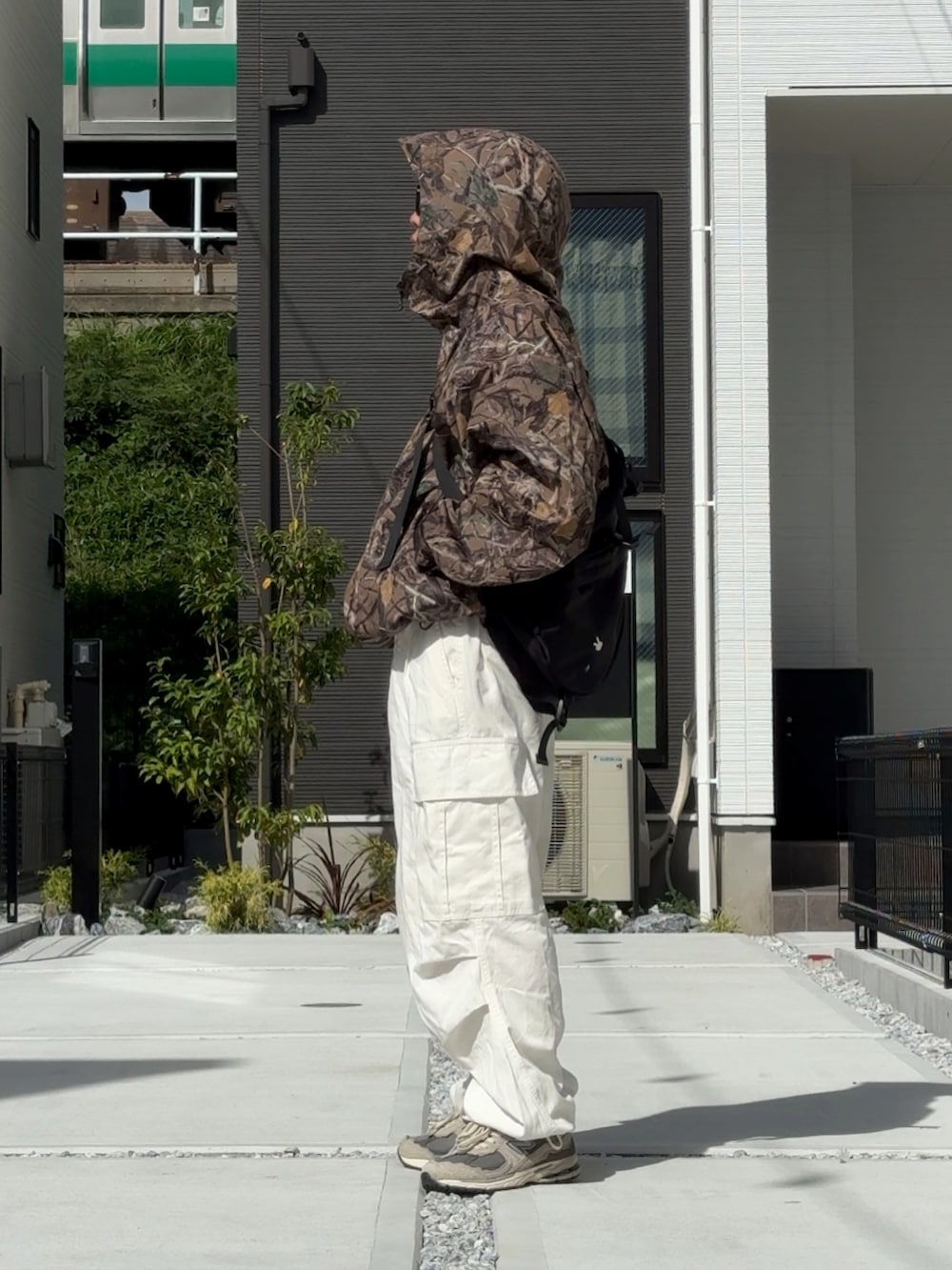 ホワイト系のカーゴパンツ、グレー系のスニーカー、ブラウン系のジャケット/アウターを着用したメンズの秋コーディネートの3枚目の写真