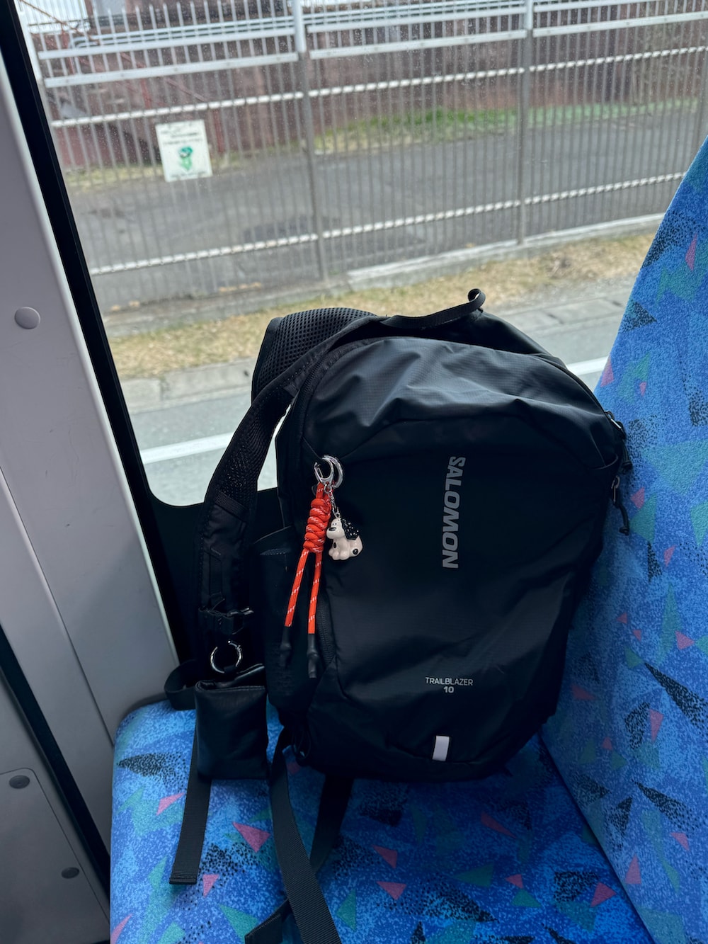 グレー系のスウェットパンツ、ブラック系のナイロンジャケット、ブラック系のバックパック/リュックを着用したメンズの春コーディネートの3枚目の写真