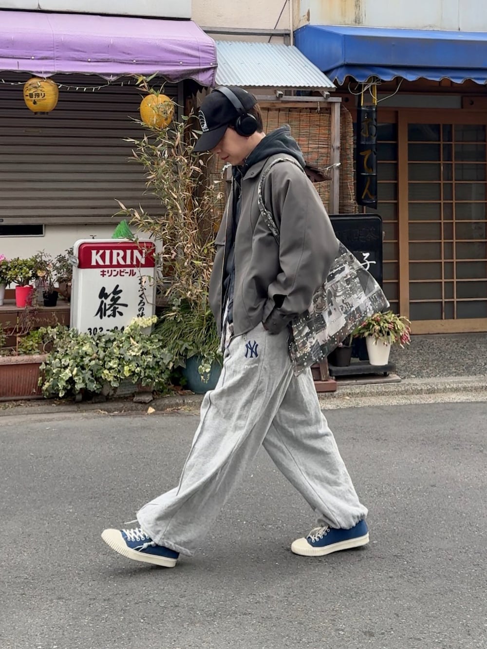 「レイヤードスタイル、低身長コーデ、低身長男子、スウェットパンツ、WYM LIDNM、WYM、キャップ、ブラック」｜「PerushuのPerushu × MLB コラボスウェットパンツ（スウェットパンツ、その他）」を使った、みっち~さん（メンズ・165cm）の冬コーディネートの2枚目の写真