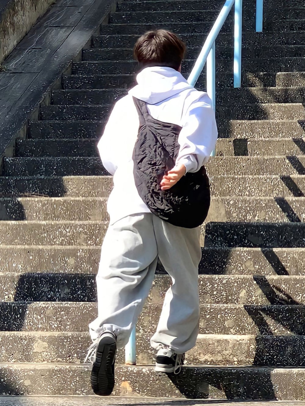 その他のスウェットパンツ、ブラック系のショルダーバッグ、グレー系のパーカーを着用したメンズの秋コーディネートの3枚目の写真