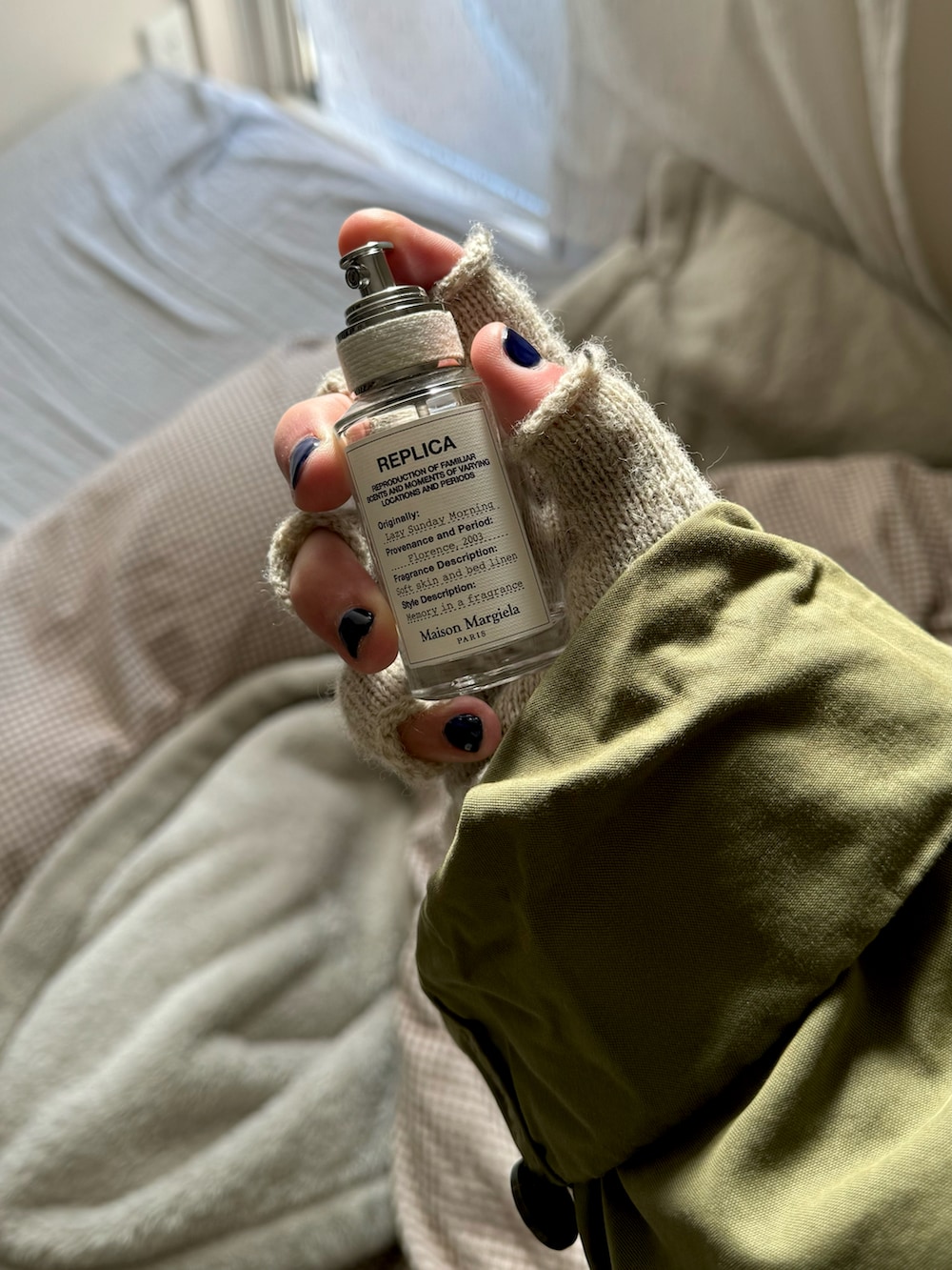 ブラック系のデニムパンツ、ホワイト系のニット/セーター、ブラウン系のショルダーバッグを着用したメンズの冬コーディネートの4枚目の写真