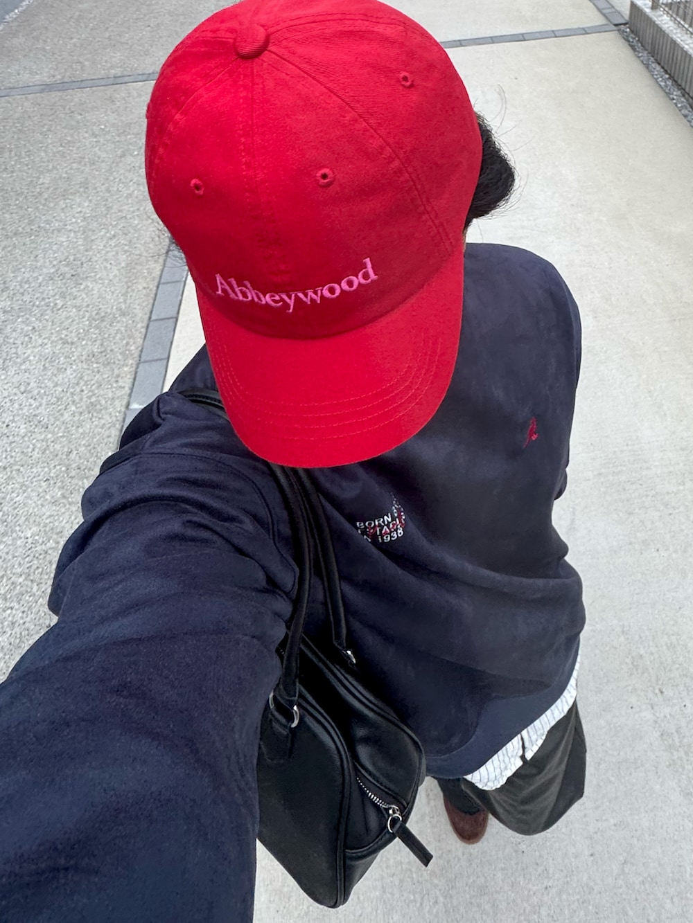 ブラック系のその他パンツ、ブルー系のスウェット、ホワイト系のシャツ/ブラウスを着用したメンズの秋コーディネートの3枚目の写真