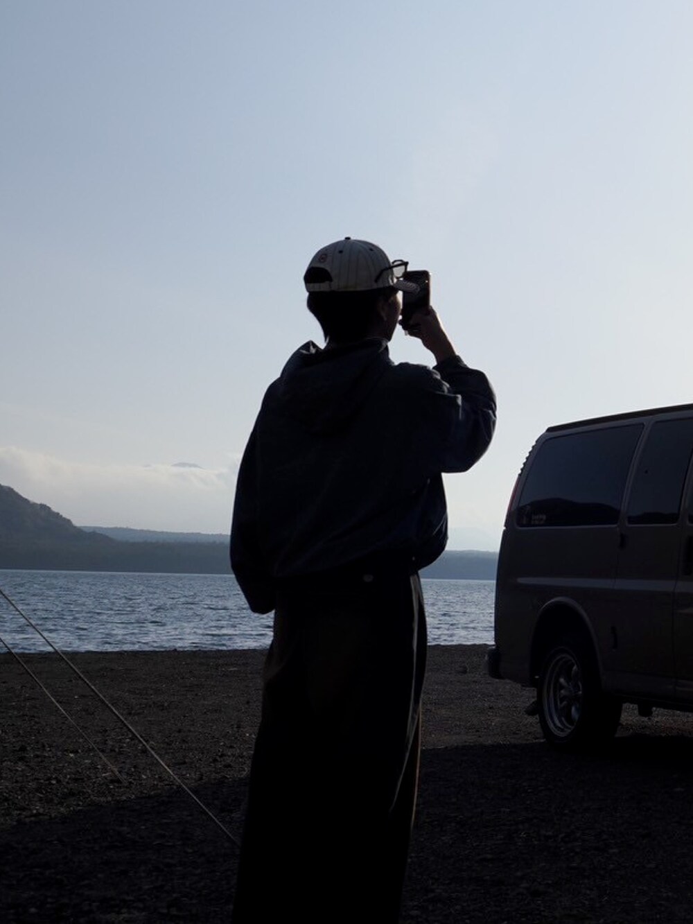 ブルー系のデニムパンツ、ブルー系のシャツ/ブラウス、ブラック系のサンダルを着用したメンズの春コーディネートの2枚目の写真