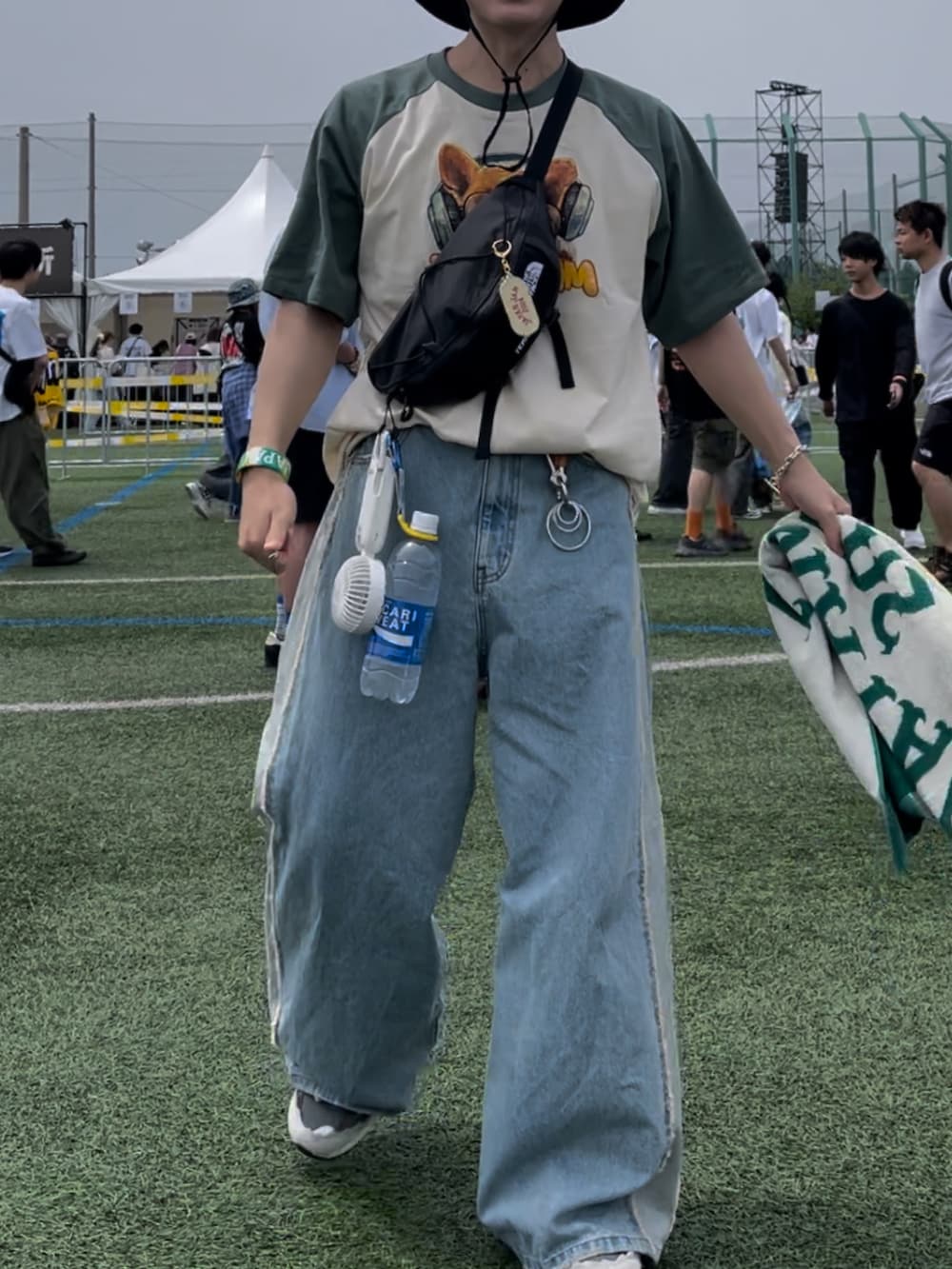 「フェススタイル、フェス、フェスコーデ、フェスTシャツ、JAPANJAM、バケットハット、ニューバランス、THE NORTH FACE、低身長男子、夏コーデ、犬Tシャツ、フェスファッション」｜「PAGEBOYのアイテム（デニムパンツ、ブルー系）」を使った、みっち~さん（メンズ・165cm）の春コーディネートの2枚目の写真