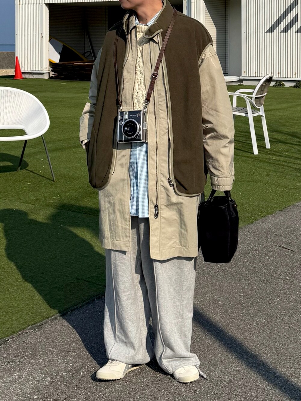 その他のスウェットパンツ、ホワイト系のスニーカー、ホワイト系のニット/セーターを着用したメンズの冬コーディネートの2枚目の写真