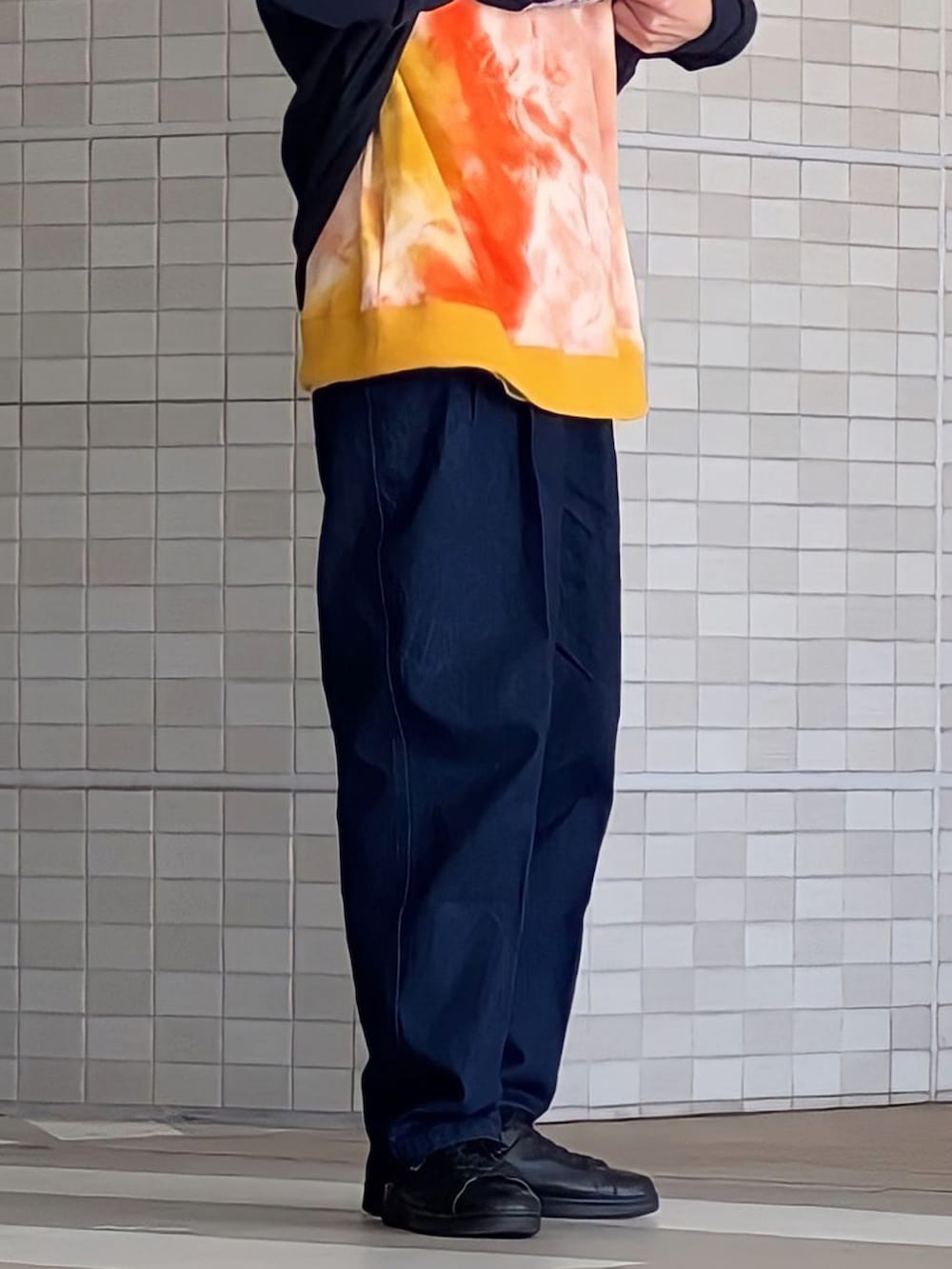 ブルー系のデニムパンツ、ブラック系のスニーカー、ブルー系のスウェットを着用したメンズの冬コーディネートの2枚目の写真