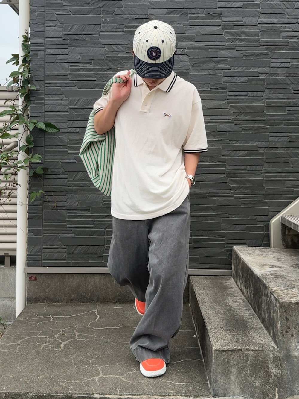 「やっぱり帽子が好き、アメカジ、ワイドパンツ、夏コーデ、差し色コーデ、ニューエラ、NEW ERA、帽子コーデ、ストリートMIX、ストリートコーデ、低身長コーデ、低身長男子」｜「PENNEYSのPENNEYS/ペニーズ 別注 THE FOX ロゴ ワッペン刺繍 鹿の子配色ポロシャツ（ポロシャツ、ホワイト系）」を使った、みっち~さん（メンズ・165cm）の春コーディネートの2枚目の写真