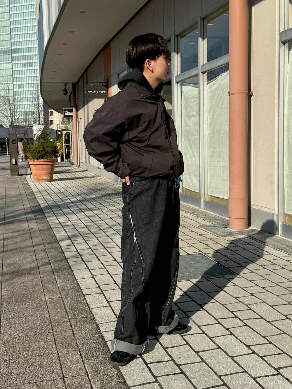 「今日のコーデ、WEXLEY、remer、soerte、低身長コーデ、低身長男子、モノトーン、WYM、ダブルジップパーカー、サンバ」｜「soerteの3WAY SIDE-ZIP BUGGY DENIM PANTS/3WAYサイドジップバギーデニムパンツ（デニムパンツ、ブラック系）」を使った、みっち~さん（メンズ・165cm）の冬コーディネートの2枚目の写真