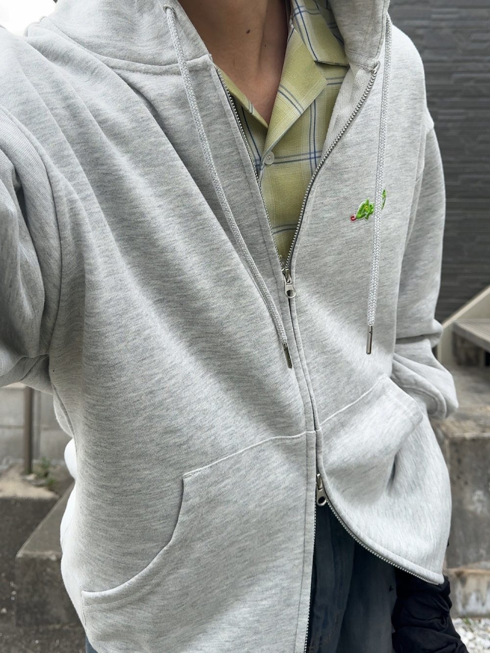 「confirm、パーカー、ジップパーカー、ZOZO、ZOZOTOWN、春先取り、春コーデ、春服、グレーパーカー、wudgeboy、低身長男子、低身長コーデ」｜「Labordiの【Labordi / ラボード】ワンポイントロゴ刺繍 ビッグシルエット ダブルジップアップパーカー フーディー（パーカー、グレー系）」を使った、みっち~さん（メンズ・165cm）の春コーディネートの4枚目の写真