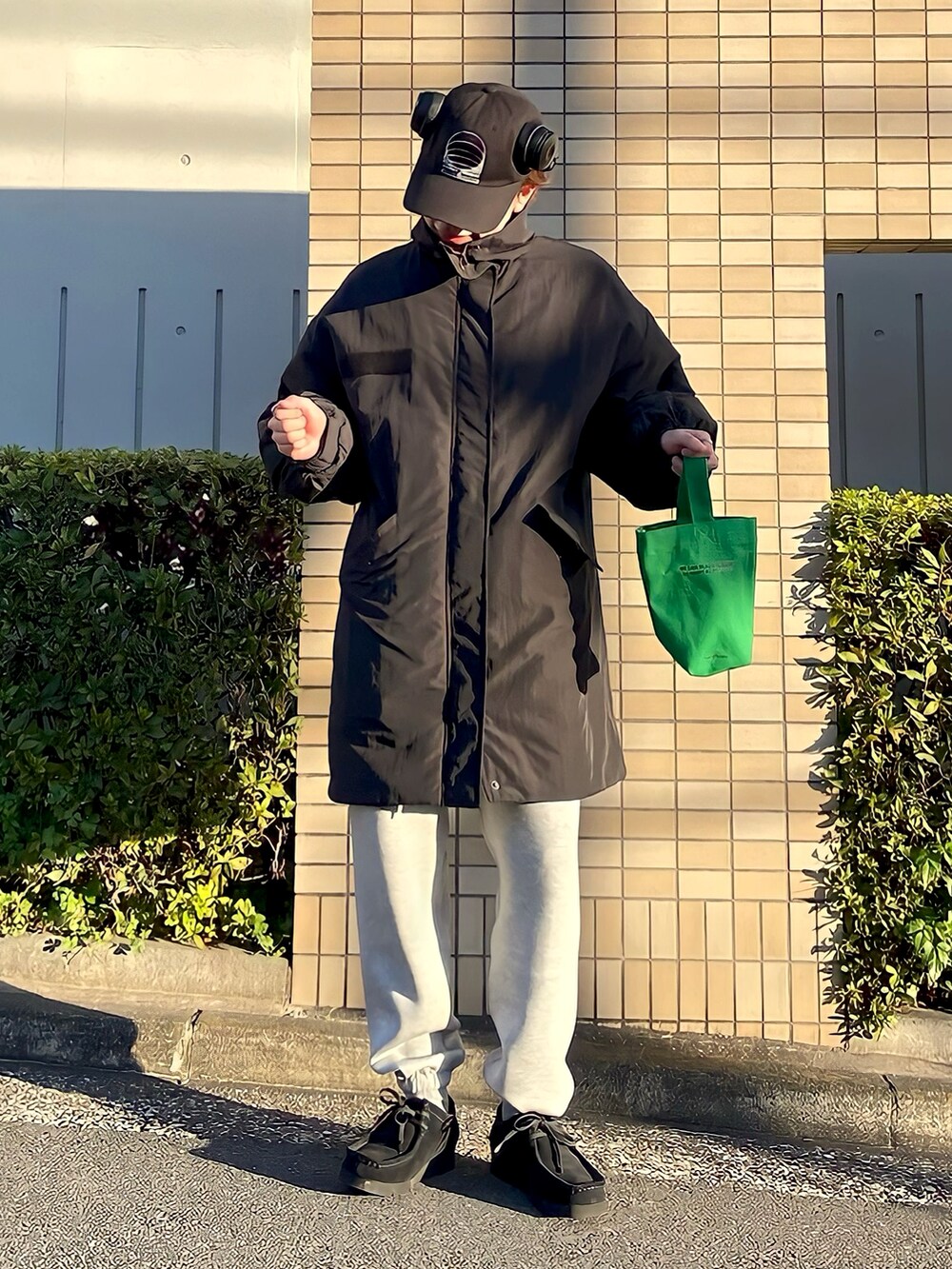 「ファッションを楽しもう、WEARyouthコーデ、キャップ、スウェットパンツ、クラークス、ワラビー、冬コーデ、メンズファッション、低身長コーデ、低身長男子、差し色、モノトーン」｜「Clarksの【CLARKS / クラークス】 WALABEE GTX ゴアテックス（スニーカー、ブラック系）」を使った、みっち~さん（メンズ・165cm）の秋コーディネートの2枚目の写真