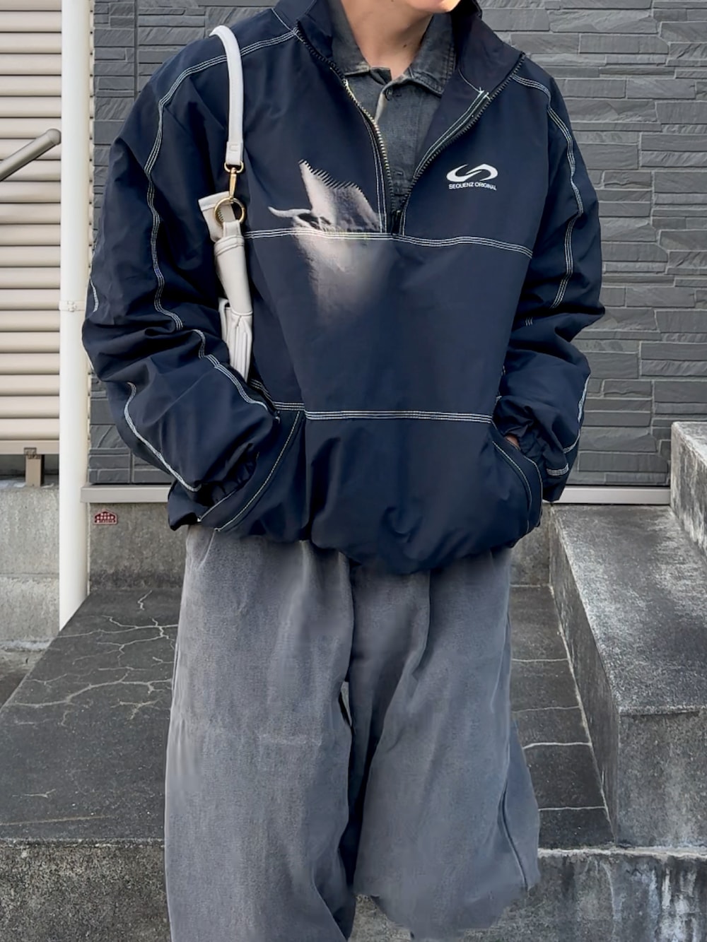 「春コーデ、春服、大人コーデ、休日スタイル、春服コーデ、いいね、save、フォローお願いします🤑、オトナカジュアル、トレンド、プチプラ、スニーカー、soerte、低身長コーデ、低身長男子、スポーツミックス、春色」｜「soerteのWide straight ：Flare black fade denim/ワイドストレート：フレア ブラックフェードデニム（デニムパンツ、グレー系）」を使った、みっち~さん（メンズ・165cm）の春コーディネートの4枚目の写真