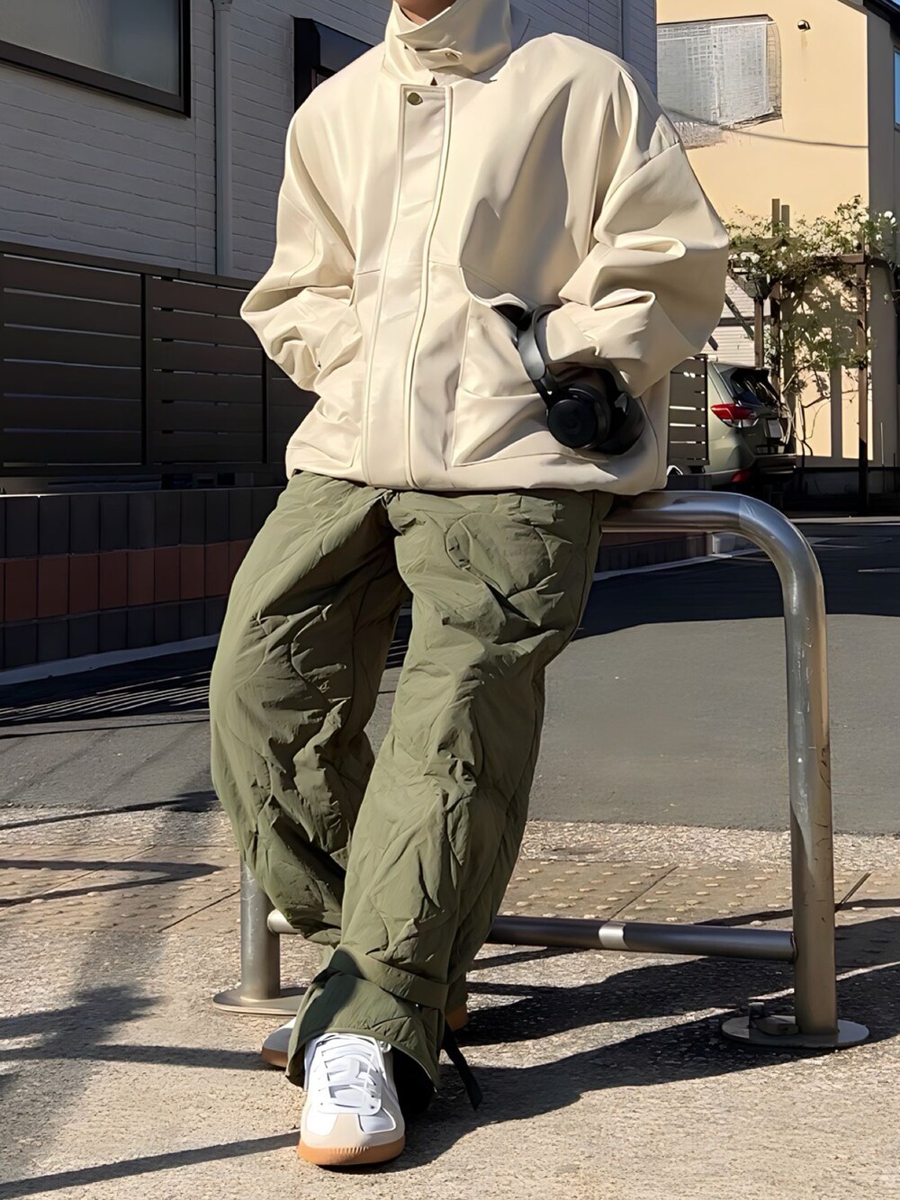 「新星WEARISTAにエントリー、WEARyouthコーデ、フェイクレザー、キルティング、adidas originals、ヘッドホン、低身長コーデ、低身長男子、冬コーデ、アウター、シンプル、きれいめカジュアル、スニーカーコーデ、モノマート」｜「natiamのアイテム（その他パンツ、グリーン系）」を使った、みっち~さん（メンズ・165cm）の冬コーディネートの3枚目の写真