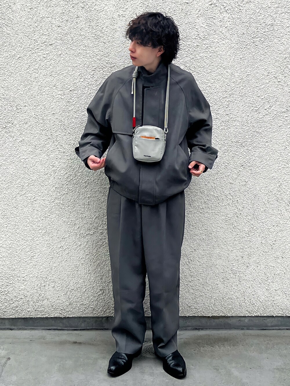 「ほめられ本命コーデ、春コーデ、低身長コーデ、低身長男子、セットアップ、セットアップスタイル、リドム、LIDnM、WYM、WYM LIDNM、革靴、パーマ、スラックス、ワントーンコーデ、春服デビュー宣言」｜「Topologieのアイテム（バッグ、グレー系）」を使った、みっち~さん（メンズ・165cm）の冬コーディネートの2枚目の写真