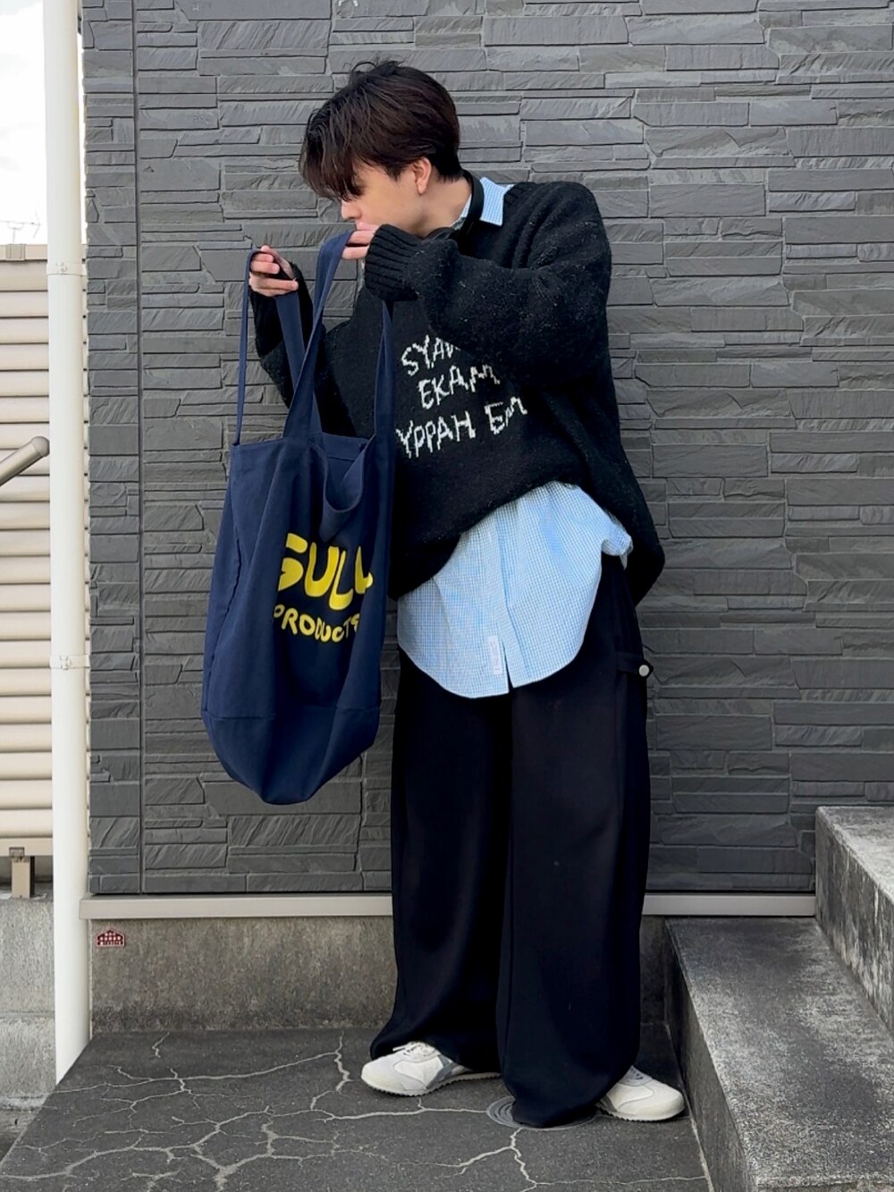 「今日のコーデ、プチプラ、シャツスタイル、低身長コーデ、低身長男子、オニツカタイガー、シャツコーデ、ジーナシスト_JEANASIS、ジーナシス、トートバッグ、commongullproducts.、レイヤードスタイル、白スニーカー」｜「Onitsuka Tigerのアイテム（スニーカー、ホワイト系）」を使った、みっち~さん（メンズ・165cm）の冬コーディネートの3枚目の写真