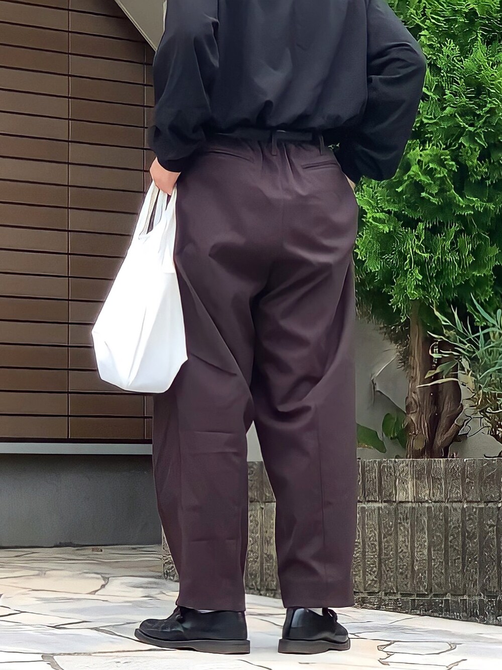 ブラック系のTシャツ/カットソー、ブラウン系のその他パンツ、ブラック系のローファーを着用したメンズの夏コーディネートの2枚目の写真