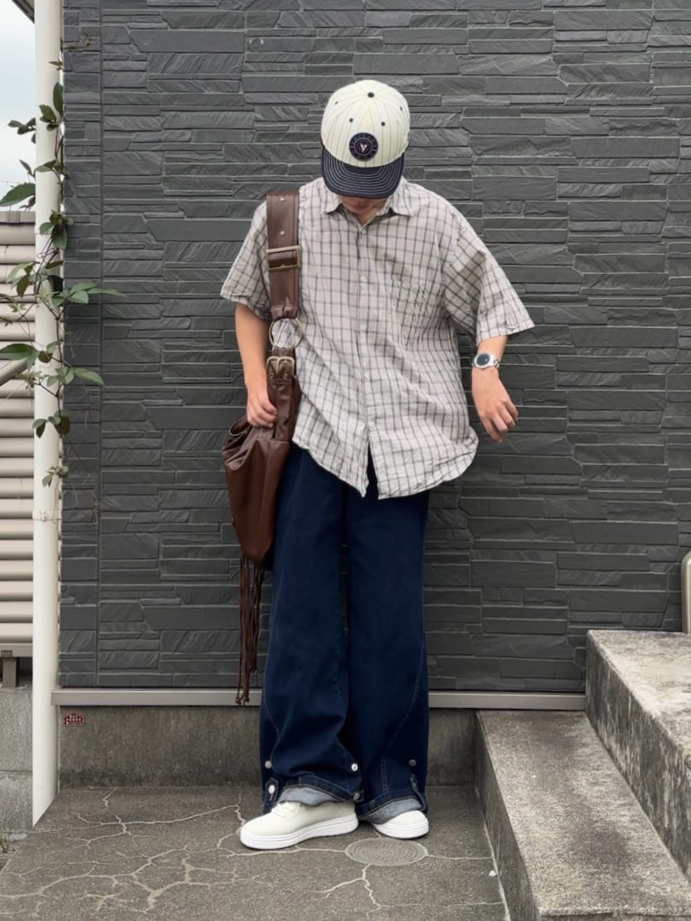 「やっぱり帽子が好き、初夏コーデ、メンズコーデ、チェックシャツ、キャップ、キャップコーデ、キャップスタイル、キャップ男子、帽子コーデ、ニューエラ、NEW ERA、低身長コーデ、低身長男子、スティーブンアラン」｜「Steven Alanのアイテム（シャツ/ブラウス、ホワイト系）」を使った、みっち~さん（メンズ・165cm）の春コーディネートの2枚目の写真