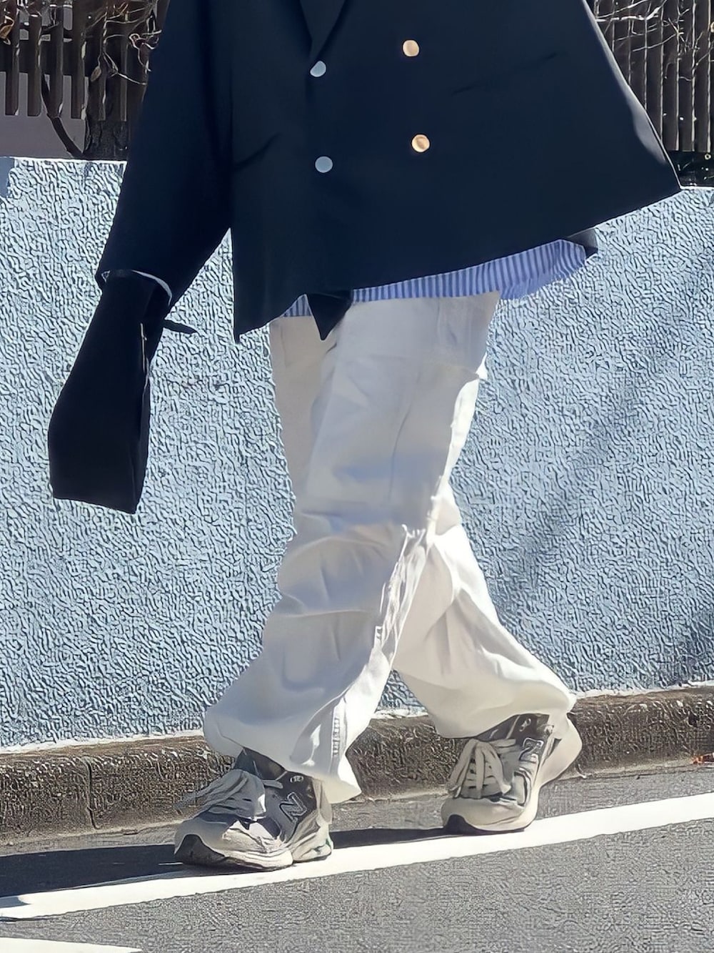 「重ね着ベストシーズン、シンプル、秋コーデ、レイヤードスタイル、重ね着、WEARyouthコーデ、カーゴパンツ、ジャケットスタイル、低身長男子、低身長コーデ、ヘッドホン、ニューバランス2002、BRADY、soerte」｜「NEW BALANCEのアイテム（スニーカー、グレー系）」を使った、みっち~さん（メンズ・165cm）の秋コーディネートの2枚目の写真