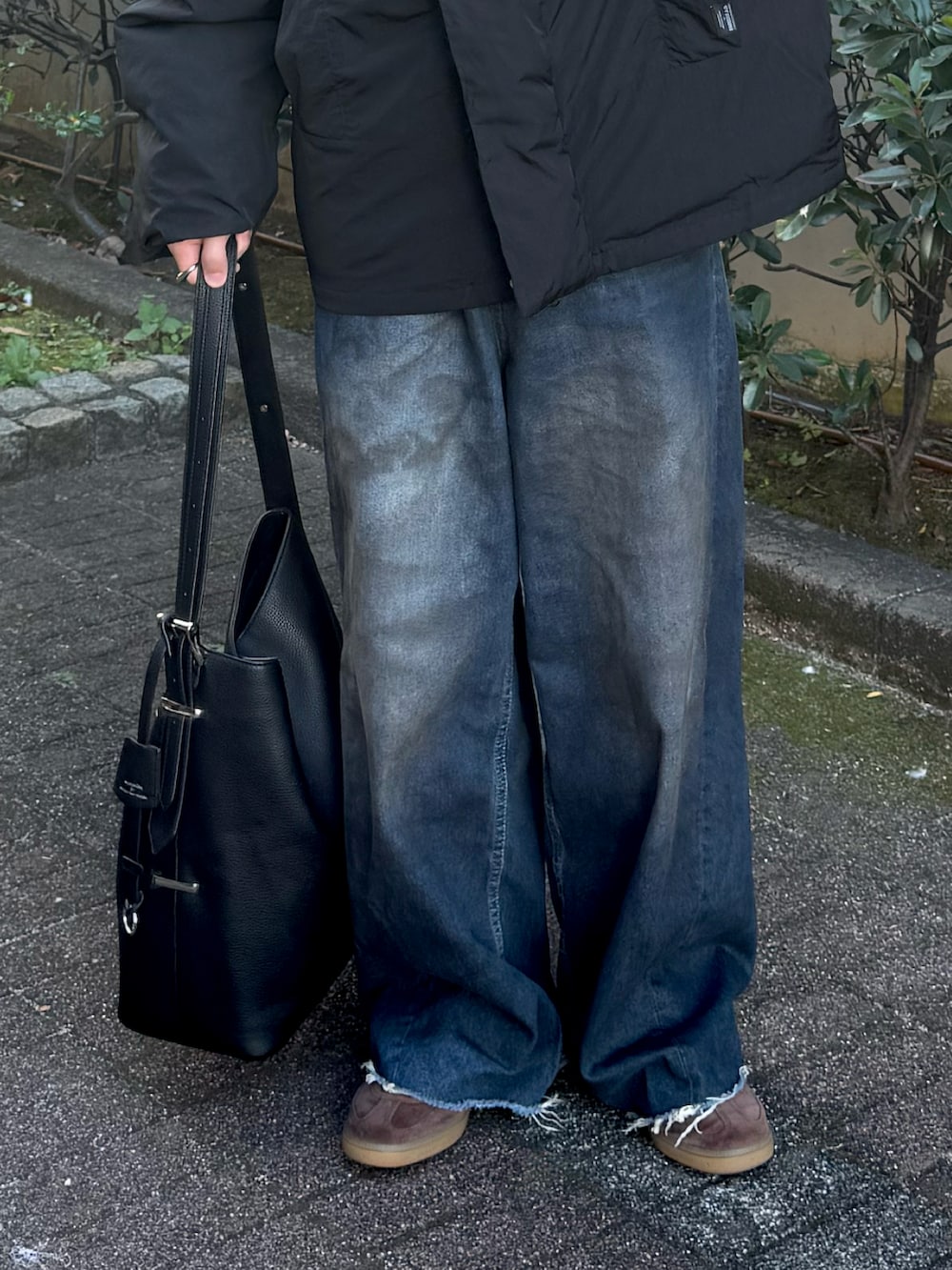 ブラック系のブルゾン、ブルー系のデニムパンツ、ブラック系のショルダーバッグを着用したメンズの冬コーディネートの2枚目の写真