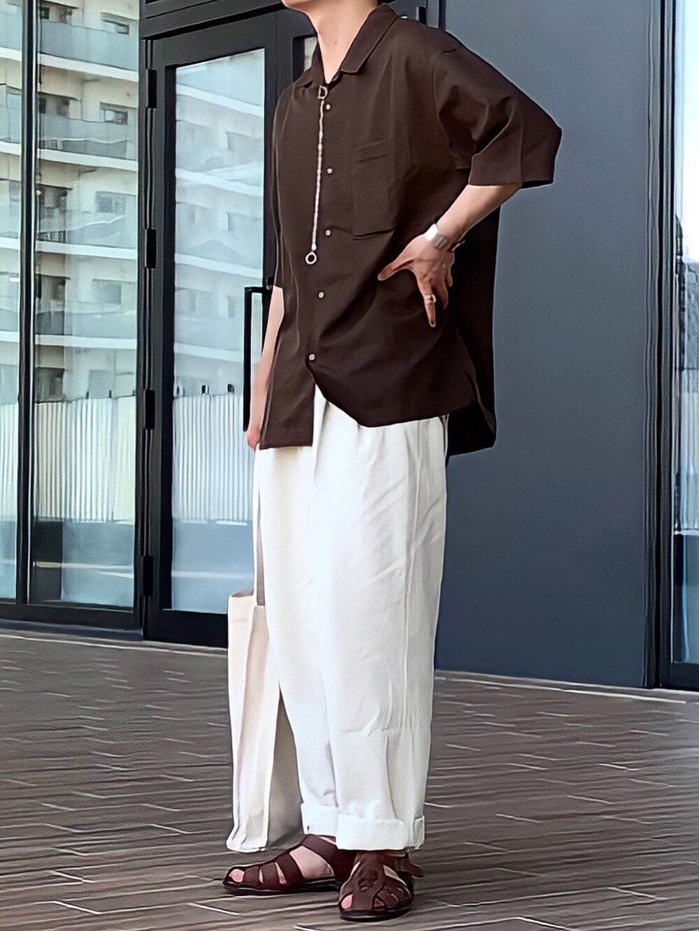 ホワイト系のチノパンツ、ブラウン系のシャツ/ブラウス、ブラウン系のサンダルを着用したメンズの夏コーディネートの2枚目の写真