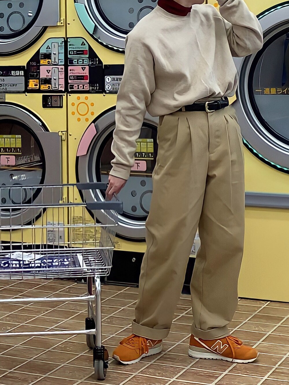 ベージュ系のニット/セーター、ブラウン系のニット/セーター、ベージュ系のチノパンツを着用したメンズの冬コーディネートの2枚目の写真