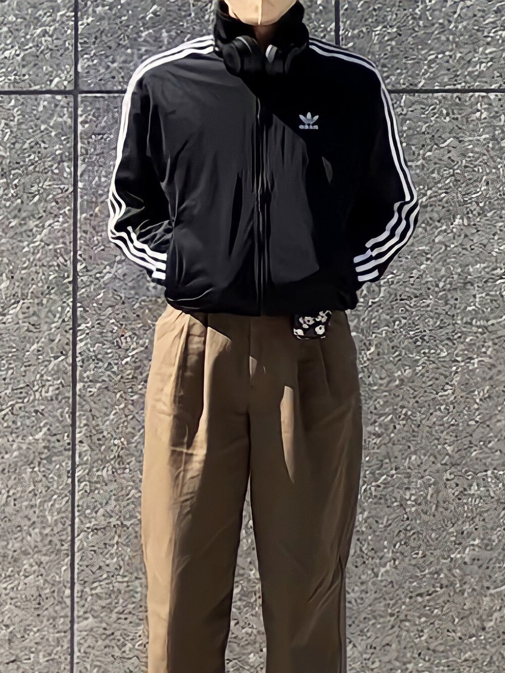 グリーン系のチノパンツ、ブラック系のジャージ、ブルー系のスリッポンを着用したメンズの春コーディネートの2枚目の写真