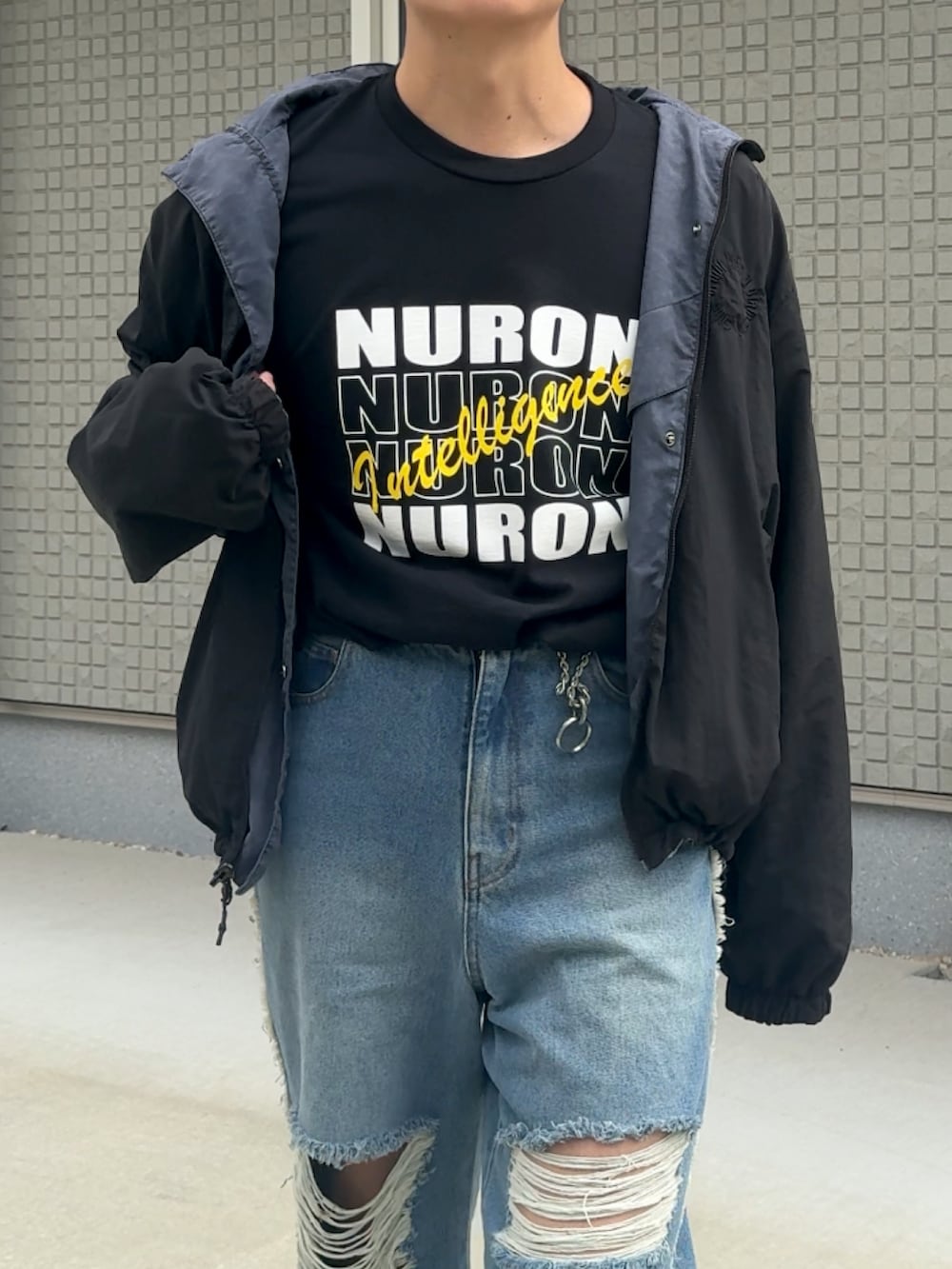 ブルー系のデニムパンツ、ブラック系のTシャツ/カットソー、ベージュ系のブルゾンを着用したメンズの秋コーディネートの4枚目の写真