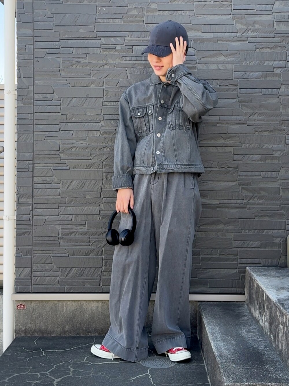 「古着MIX、春コーデ、denim、デニムジャケット、デニム、デニムコーデ、デニムオンデニム、グレーデニム、soerte、converse、ノームコア、低身長、低身長男子、低身長コーデ」｜「gadidanoniemのアイテム（キャップ、ブラック系）」を使った、みっち~さん（メンズ・165cm）の春コーディネートの2枚目の写真