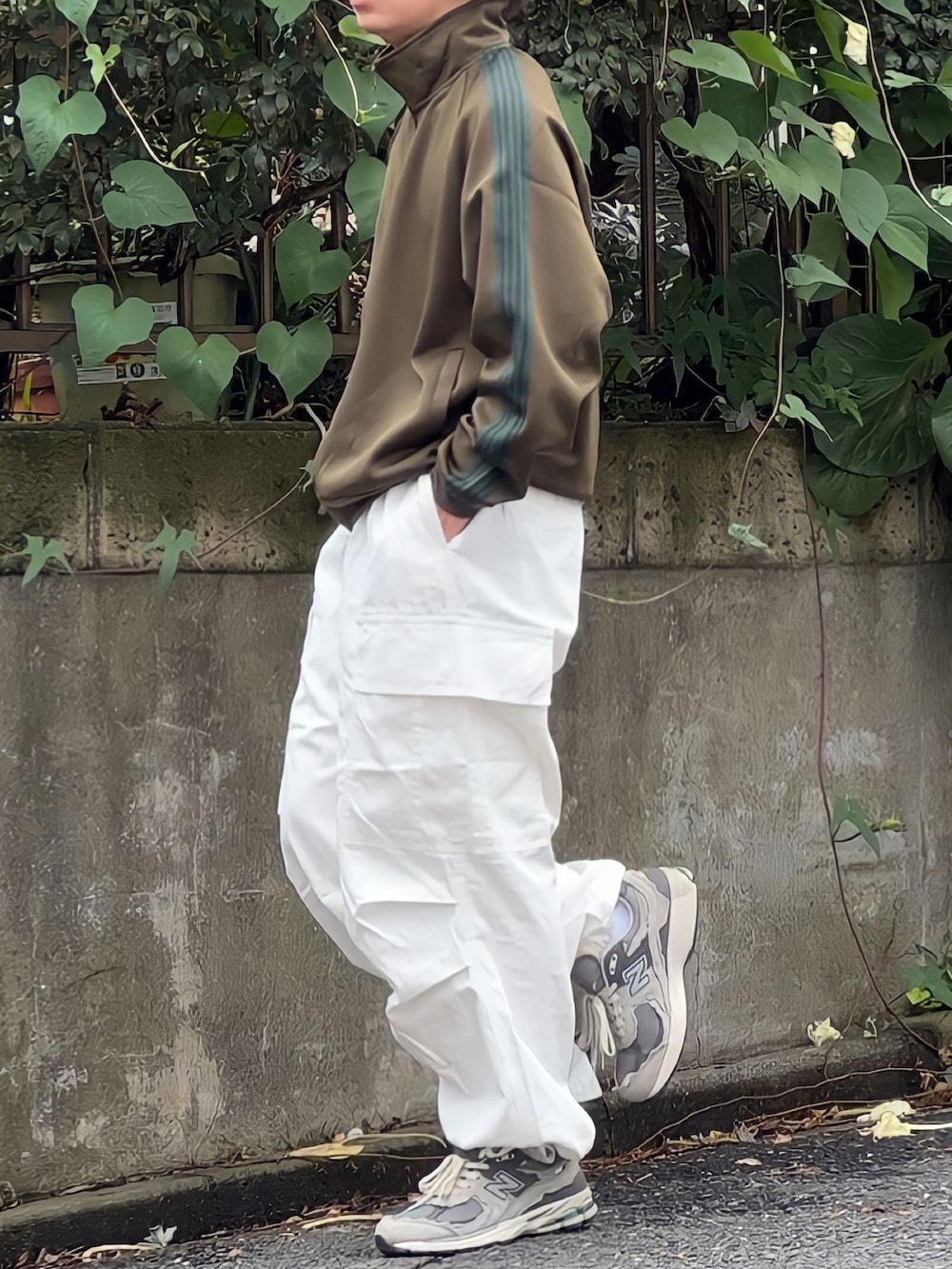 「秋服まるっと大公開、シンプルスタイル、秋コーデ、秋服準備はじめました、カーゴパンツ、ニューバランス、ニューバランス2002、トラックジャケット、ヘッドホン、低身長男子、低身長コーデ、ジャージ、カジュアルコーデ」｜「NEW BALANCEのアイテム（スニーカー、グレー系）」を使った、みっち~さん（メンズ・165cm）の秋コーディネートの2枚目の写真