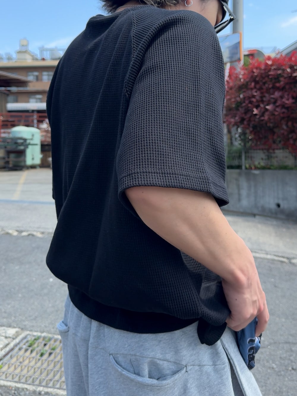 グレー系のスウェットパンツ、その他のボディバッグ/ウエストポーチ、ブラック系のTシャツ/カットソーを着用したメンズの春コーディネートの3枚目の写真