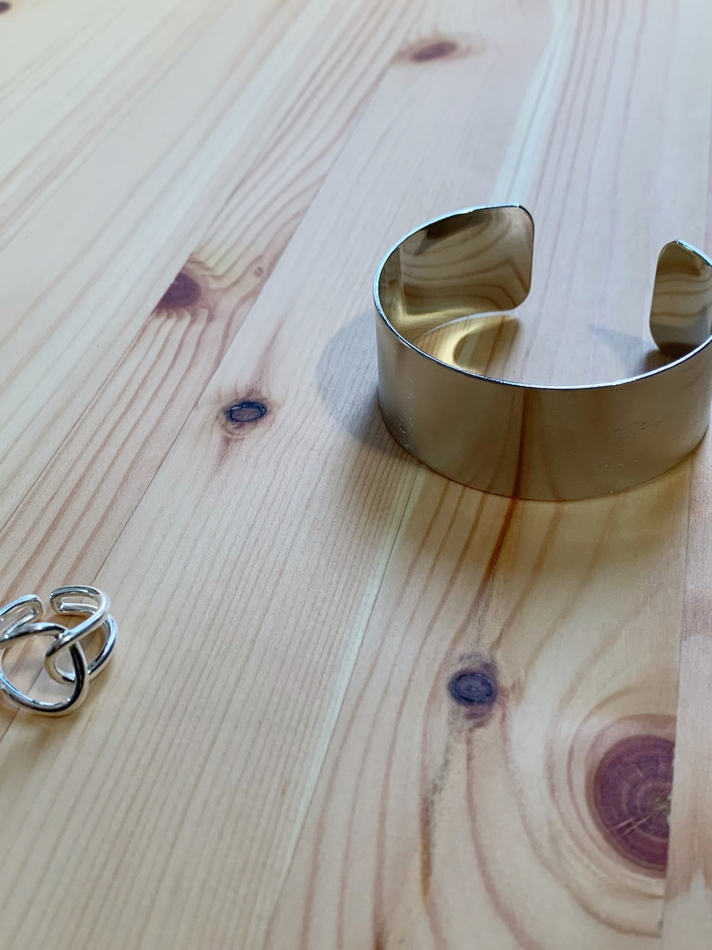 ブラック系のハンドバッグ、ブラック系のスラックス、ブラック系のドレスシューズを着用したメンズの春コーディネートの2枚目の写真