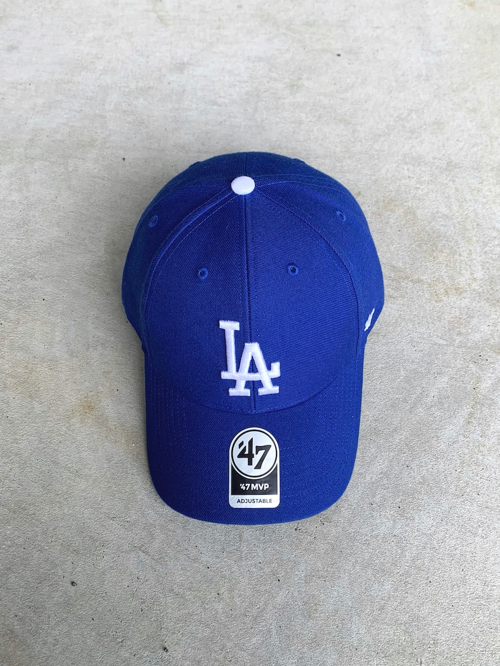 グレー系のパーカー、ブラック系のジャケット/アウター、ブラック系のスラックスを着用したメンズの冬コーディネートの3枚目の写真