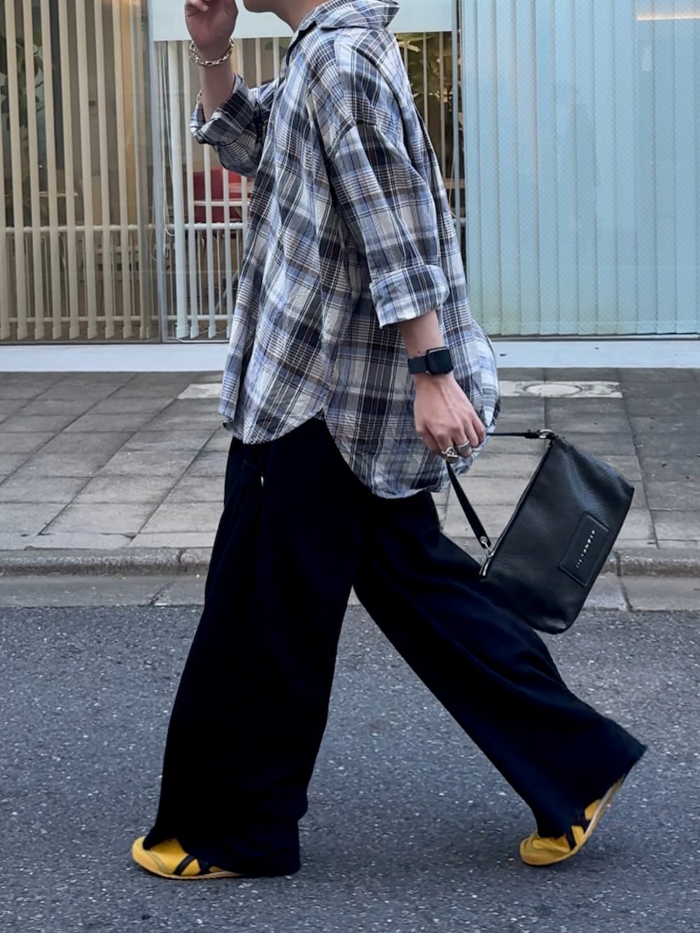 「チェック、カーキ、秋っぽコーデ更新中、秋服準備はじめました、秋服、秋服コーデ、差し色(黄色)、チェックシャツ、JILSANDER、金髪、低身長コーデ、低身長男子」｜「studio CLIPの《natural by clip》アソートチェックワイドシャツ（シャツ/ブラウス、ブルー系）」を使った、みっち~さん（メンズ・165cm）の秋コーディネートの2枚目の写真