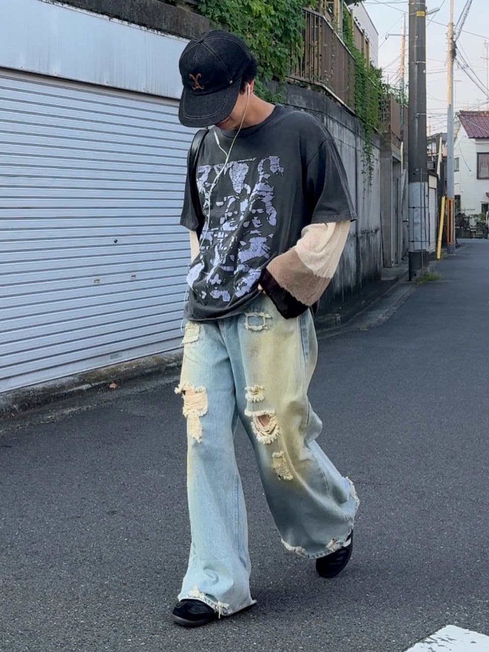 ブラック系のTシャツ/カットソー、ブルー系のデニムパンツ、ブラック系のニット/セーターを着用したメンズの夏コーディネートの2枚目の写真