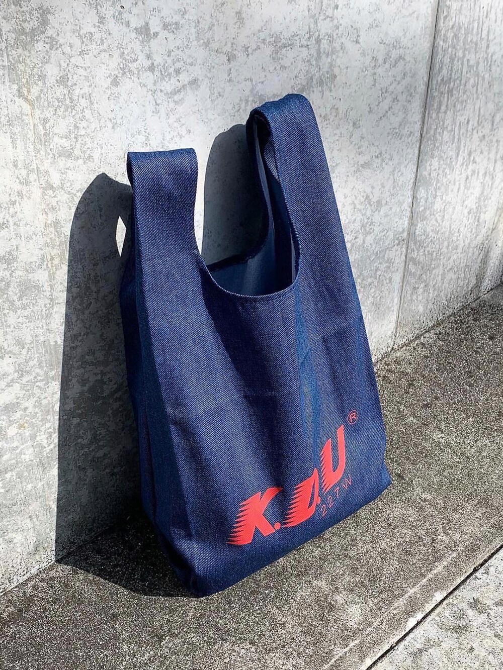 ブルー系のシャツ/ブラウス、ブルー系のショルダーバッグ、ブラック系のスラックスを着用したメンズの春コーディネートの4枚目の写真