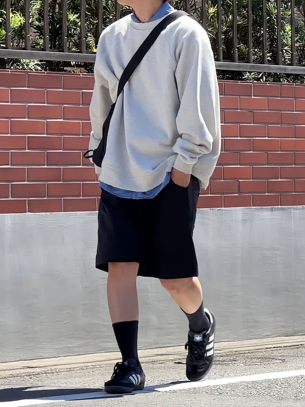 「秋服準備はじめました、WEARyouthコーデ、秋コーデ、秋服、低身長コーデ、低身長男子、スウェット、キャップコーデ、ハーフパンツ、レイヤードスタイル、UNIQLO、黒ソックス、スウェットコーデ」｜「gadid anoniemのアイテム（キャップ、ブラック系）」を使った、みっち~さん（メンズ・165cm）の秋コーディネートの2枚目の写真