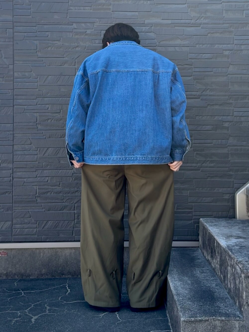 「プチプラ、デニムジャケット、デニムコーデ、denim jacket、黒ニット、春コーデ、春先取り、淡い色コーデ、低身長コーデ、低身長男子、メガネ男子、メガネコーデ」｜「studio CLIPの《natural by clip》デニムワイドジャケット（デニムジャケット、ブルー系）」を使った、みっち~さん（メンズ・165cm）の春コーディネートの2枚目の写真